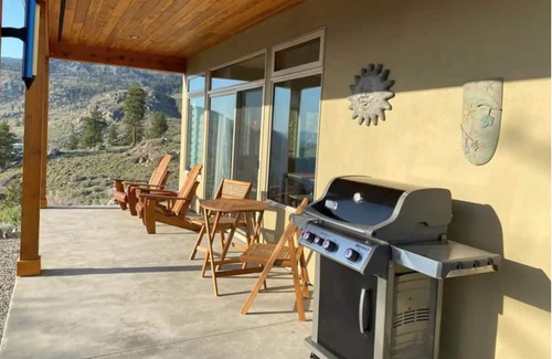 Okanagan-Similkameen Apartment | Cozy guesthouse with Osoyoos Lake view!