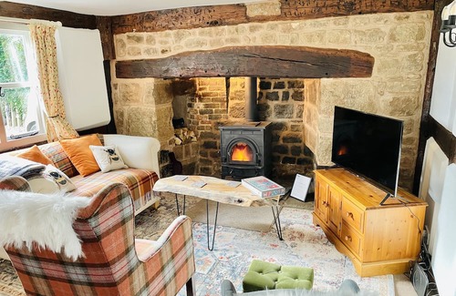 Whitbourne Cottage | Log Burner and Beamed Ceilings-King size Bed