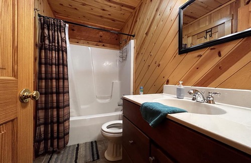 Alpine Lake Cabin | There is nothing like getting cozy at the Cozy Cabin!!! An amazing 3 bedroom cabin open year round.