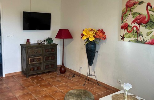 Bellegarde Apartment | Homerez - Appartement for 2 ppl. with shared pool and terrace at Bellegarde