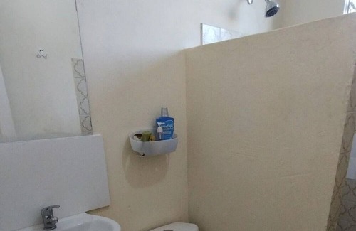 Blue Waters House | 6 min walk to Rockley beach & good location