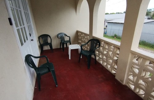 Blue Waters House | 6 min walk to Rockley beach & good location
