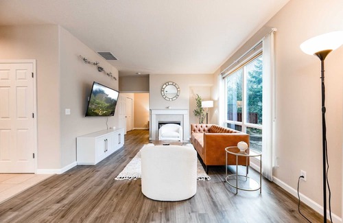 Hillsboro House | Suburban Serenity on 58th Ave