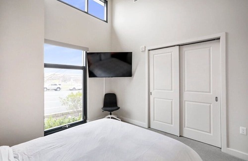 McLean Apartment | Welcome to our luxurious 2-bed, 2-bath apartment in the heart of McLean Commons!