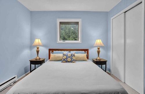 Lake Harmony Estates Cottage | Hot Tub/King Bed/Firepit/Fireplace/Grill/Near Ski