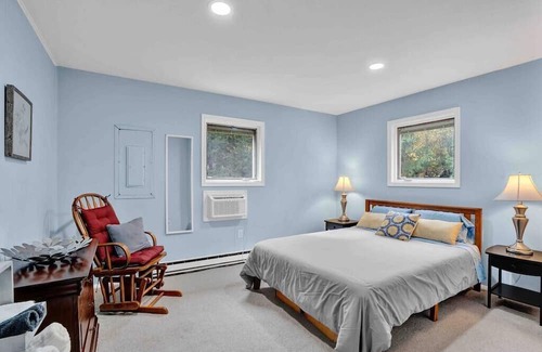 Lake Harmony Estates Cottage | Hot Tub/King Bed/Firepit/Fireplace/Grill/Near Ski