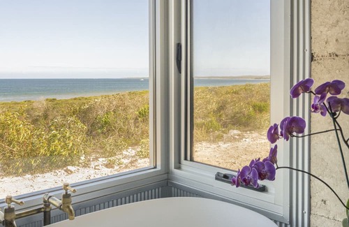 D'estrees Bay House | From this cosy accommodation there’s a sense of unblinkered exploration.