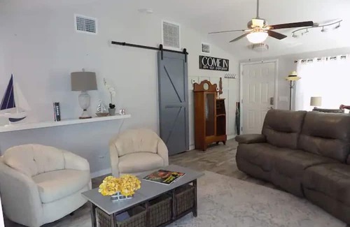 Ridge Wood Heights Cottage | Perfect gateway- Just steps from the beach!