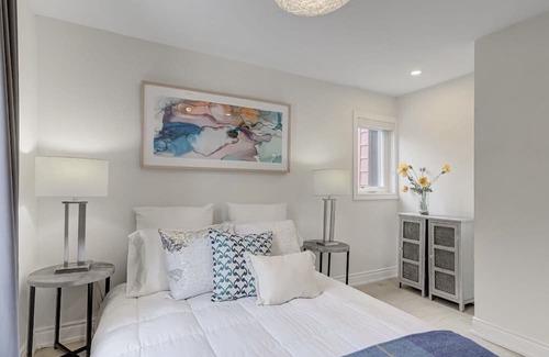 Trinity - Bellwoods House | Stunning Trinity Bellwood 2 bedrooms home