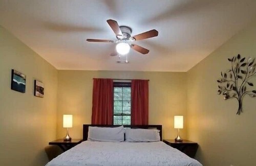 Rogers House | Peaceful place-Rogers King bed/garage parking!