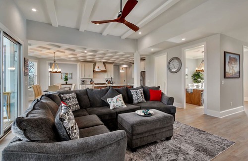 Estill Springs House | Lakefront w/ Beautiful Views! Private Dock, Hot Tub, Pool Table, Sleeps 18!