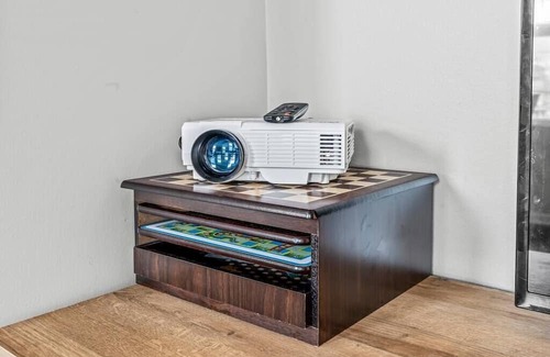 South Philadelphia West Apartment | Bi-level Apartment w/ South Philly Rooftop