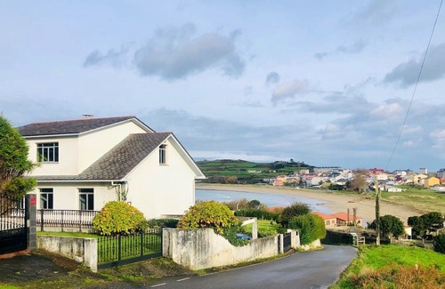 Porto de Espasante House | Sunny home with enormous terrace and garden just 1 min walk to the beach!