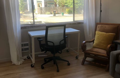 North Admiral Apartment | West Seattle 2 bdrm close to the beach & dining!