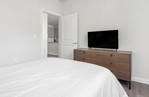 Spring Branch East Apartment | Modern Apartment in Prime Location (ID1403X428)