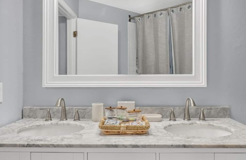 Arlington Condo | cozy spacious and family friendly home it’s 20 minutes away from the beach