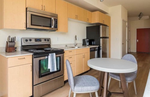 Everett Apartment | Landing at Library Place Apartments - Studio in Bayside