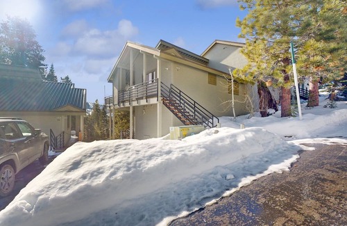 Lakeshore Condo | Comfortable condo near China Peak with updates throughout, themed rooms, & W/D
