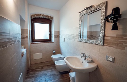 Costermano Apartment | Apartment 'Corte Isabel Rustico' with Shared Pool and Wi-Fi