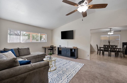 Fairwood House | 20 Minutes to Downtown Phoenix - 3b/2ba with Pool