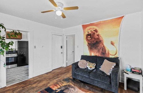 Flint Apartment | Snuggle-in-the-Jungle: Pet friendly + Smart TV + close to everything in Flint!