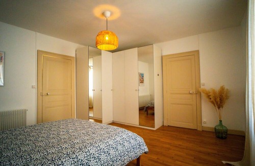 Chateauroux House | Functional townhouse parking terrace and Emma Queen bed close to trains + centre
