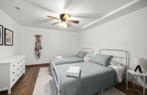 Athens House | Modern & Cozy Lake Oasis ~ Hot Tub ~ Games ~ View