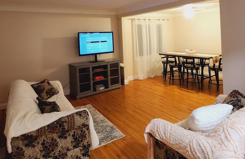Burlington House | Luxurious Downtown Ground Floor Staycation. Newly furnished.