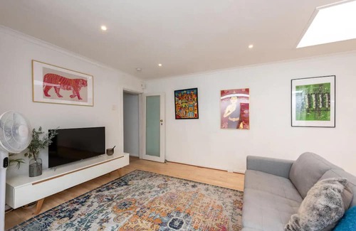 Fitzroy North House | Funky 1 BR home in Fitzroy on Brunswick street!