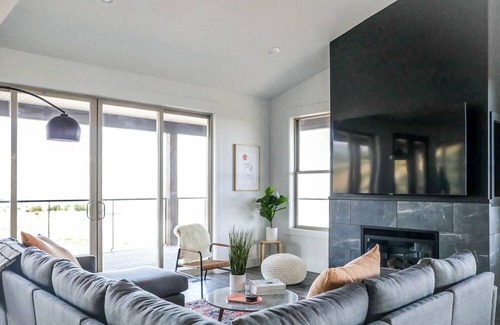 Sweetwater House | Modern Lake view home perfect for gathering— 5 minutes to Ideal Beach amenities