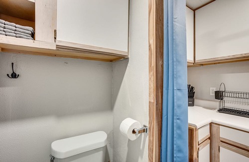 Willis Apartment | Texas Tiny Home w/ Community Pool & Lake Access!