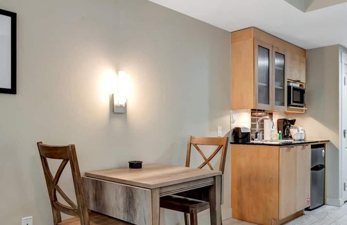 Baytowne Wharf Condo | Ground-Floor Studio: Courtyard Patio, King Bed, Kitchenette - Sleeps Up to 4 Guests for a Relaxing Stay! at Sandestin Golf and Beach Resort