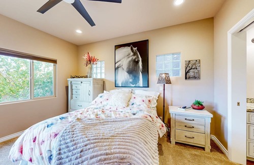 Cave Creek House | Chic townhome with mountain views, pool, & hot tub access - close to downtown