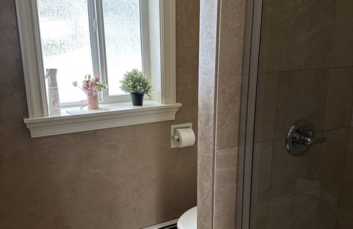 Surrey House | Cozy 2 bedroom suite near Crescent Beach/close to USA Border