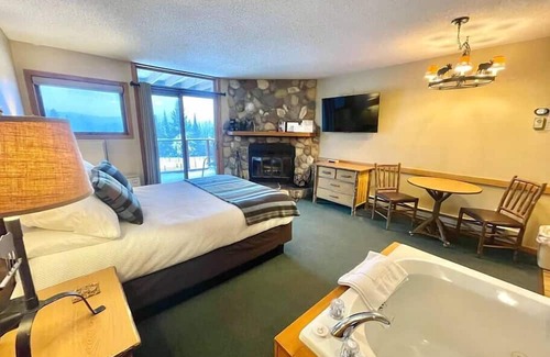 Lutsen Condo | Ski-in/Ski-out, Whirlpool suite, Pool/Hot tub