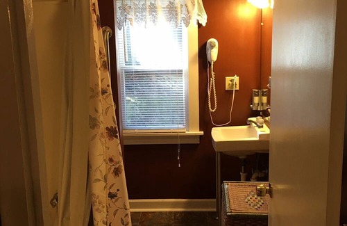 East Flat Rock Cottage | The Periwinkle Cottage 3 bedroom 3 bathroom Sleeps 6 Located in Flat Rock, NC