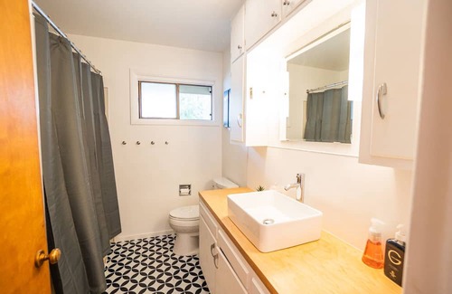 Depot Bench House | Mid Century Modern Home 5 Minutes from Boise