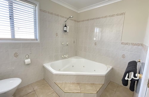 Inverell House | Spacious Inverell home suitable for 10 guests