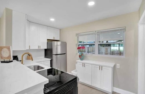 Central Oakland Park Apartment | 2 Bedroom 825955 by Houzlet