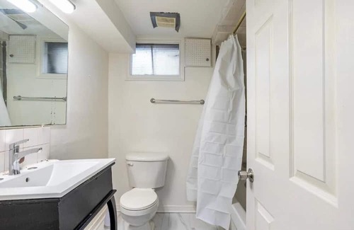 Newtonbrook House | Spacious 2BDR lower unit home In North York