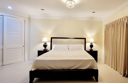 Bahamia West Condo | Gated Lux family size condo near beach w/boat dock, working station, pool, canal