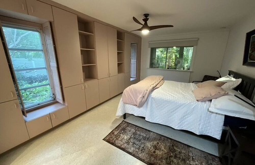 Siesta Key House | Mid-Century Ranch Sleeps Six, 3 blocks from #1 Siesta Beach, Lush Garden in Back