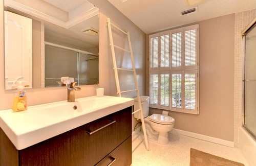 Siesta Key House | Mid-Century Ranch Sleeps Six, 3 blocks from #1 Siesta Beach, Lush Garden in Back