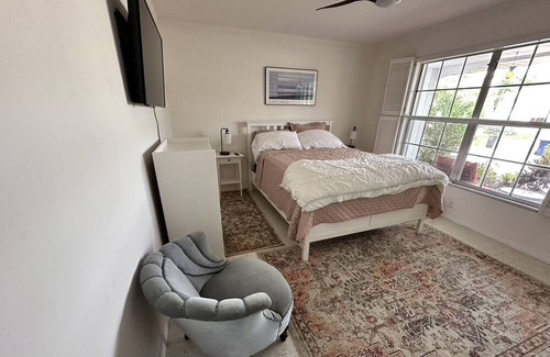 Siesta Key House | Mid-Century Ranch Sleeps Six, 3 blocks from #1 Siesta Beach, Lush Garden in Back