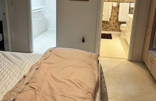 Siesta Key House | Mid-Century Ranch Sleeps Six, 3 blocks from #1 Siesta Beach, Lush Garden in Back