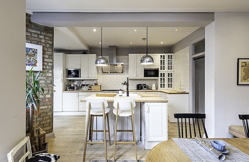St. Leonard's House | Gorgeous 4-bed Home with a Fireplace and Terrace