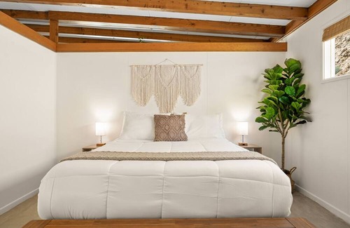 Morongo Valley House | Private and secluded desert cabin with views. Close to JTNP and Pioneertown
