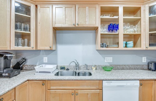 Annapolis Apartment | Cozy Maryland Getaway w/ Fireplace, Near Boating!