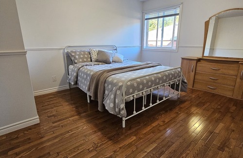 Innisfil House | South Barrie, ravine backing house 3 beds 2 bath, large deck, private backyard