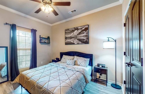 Wellborn House | Modern Townhome with Garage Parking
